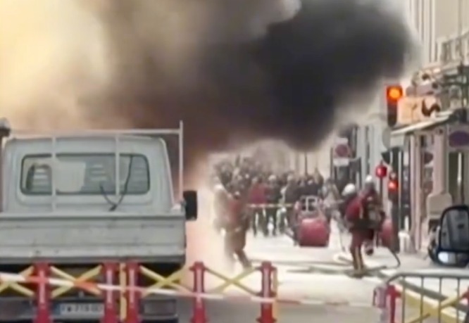 فرنسا: حريق قرب مقر رئاسة الوزراء يُربك المشاورات السياسية "فيديو" 1 فرنسا: حريق قرب مقر رئاسة الوزراء يُربك المشاورات السياسية "فيديو" 2026