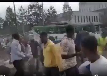 قوات الأمن الإثيوبية تطلق الرصاص على متظاهرين ضد آبي أحمد في الولاية المركزية "فيديو" 2025