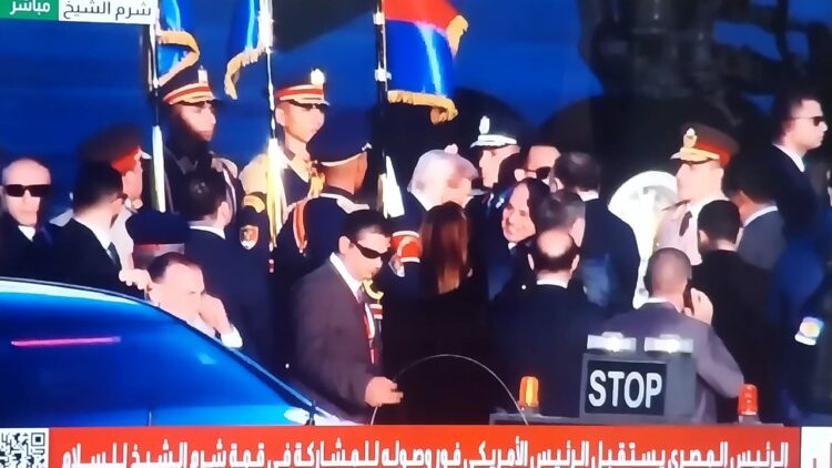 ‏السيسى يستقبل ترامب فى مطار شرم الشيخ ويصطحبه لمقر انعقاد قمة السلام 2026