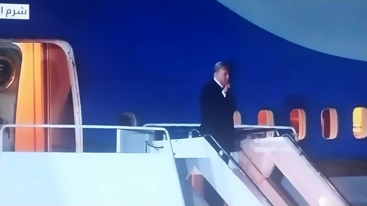 ترامب يغادر مطار شرم شريخ الدولى عائدا الى واشنطن بعد مشاركته فى مقر قمة السلام 1 ترامب يغادر مطار شرم شريخ الدولى عائدا الى واشنطن بعد مشاركته فى مقر قمة السلام 2025