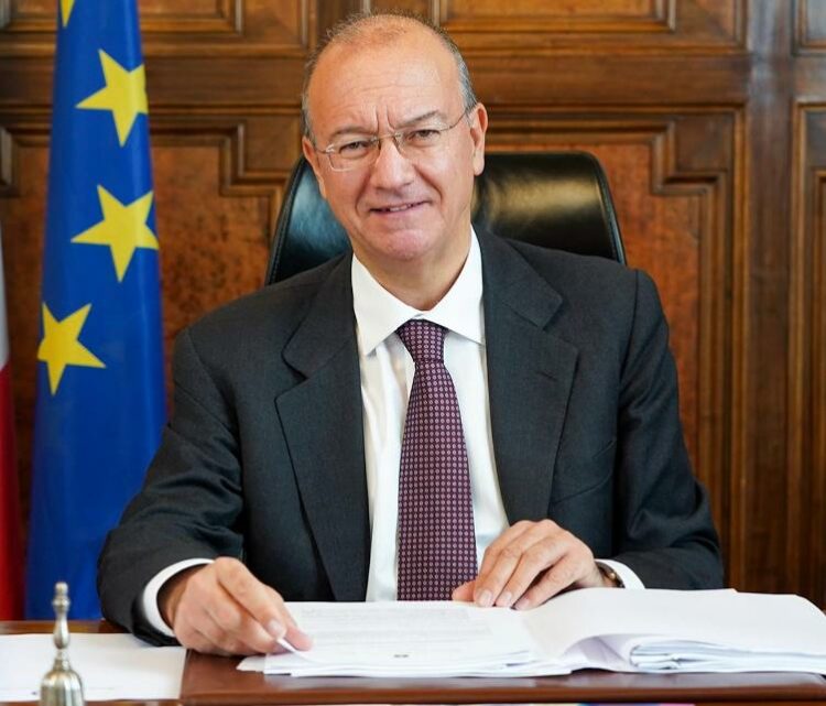 وزير التعليم الإيطالي يثير الجدل حول حظر مناقشة الهوية الجنسية في المدارس قبل سن المراهقة 1 وزير التعليم الإيطالي يثير الجدل حول حظر مناقشة الهوية الجنسية في المدارس قبل سن المراهقة 2025