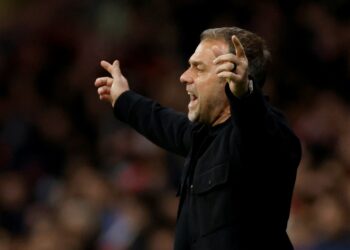 فليك يكشف "أكبر مشكلة" دفاعية في برشلونة قبل مواجهة ريال مدريد 2025