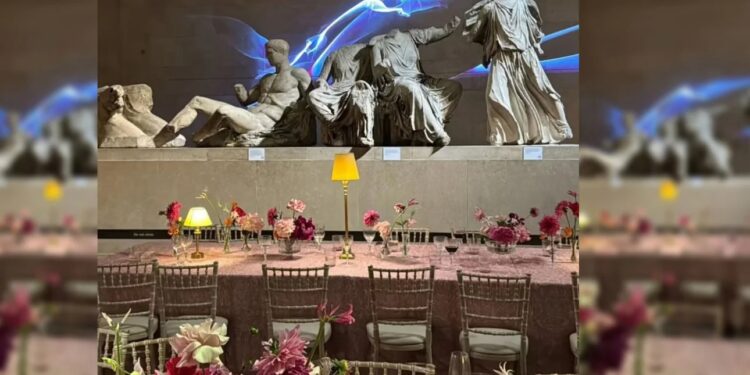 غضب أثينا: اليونان تتهم المتحف البريطاني بـ"التعدي المسيء" على الآثار بعد إقامة عشاء خيري في قاعة البارثينو 1 غضب أثينا: اليونان تتهم المتحف البريطاني بـ"التعدي المسيء" على الآثار بعد إقامة عشاء خيري في قاعة البارثينو 2025