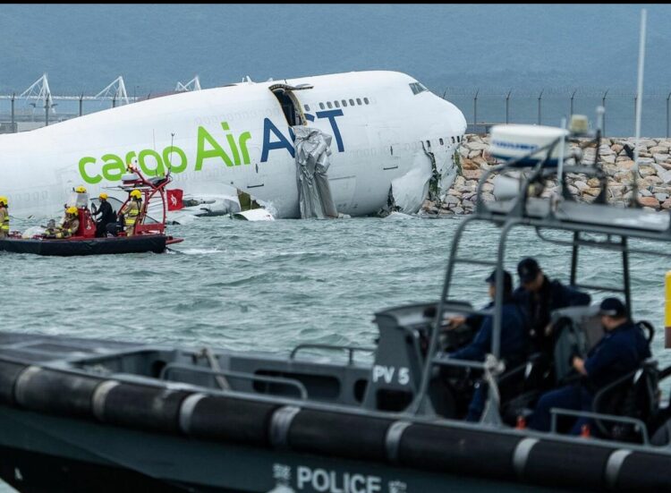 حادثة في مطار هونغ كونغ الدولي: طائرة شحن تنحرف عن المدرج وتقتل موظفين أمنيين 1 حادثة في مطار هونغ كونغ الدولي: طائرة شحن تنحرف عن المدرج وتقتل موظفين أمنيين 2025