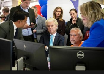 هيئات الرقابة الهولندية تحذر: روبوتات المحادثة بالذكاء الاصطناعي تقدم نصائح انتخابية “غير موثوقة ومنحازة” 2025