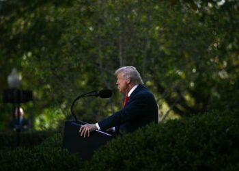 ترامب يستضيف سيناتورات الجمهوريين في حديقة الورود وسط أعمال هدم الجناح الشرقي للبيت الأبيض 2025