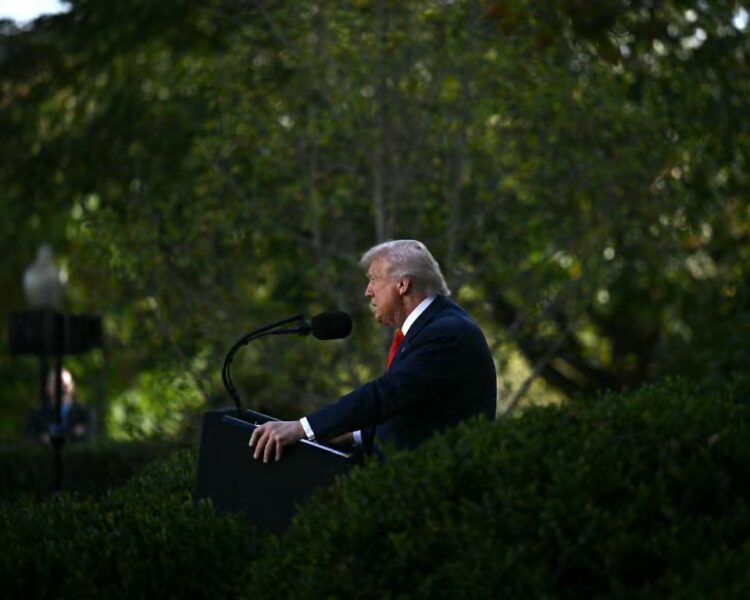 ترامب يستضيف سيناتورات الجمهوريين في حديقة الورود وسط أعمال هدم الجناح الشرقي للبيت الأبيض 2026