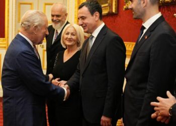 بريطانيا تُصدّر أزمتها إلى البلقان: كوسوفو أول دولة توافق على استقبال طالبي اللجوء المرفوضين 2025