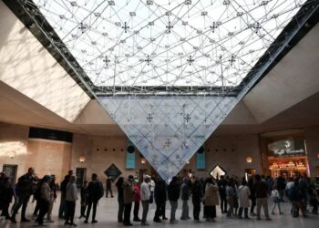 فضيحة كبرى تهز متحف اللوفر: سرقة مجوهرات بقيمة 88 مليون يورو تكشف ثغرات أمنية خطيرة 2025