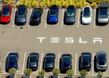 تسلا تسجل تراجعاً حاداً في الأرباح رغم زيادة الطلب على السيارات الكهربائية في الولايات المتحدة 2025