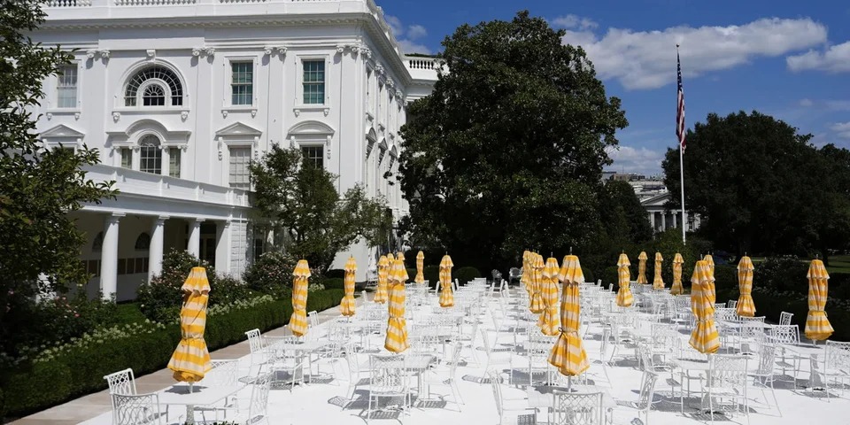 البيت الأبيض بـ "بصمة ترامب": الرئيس يخطط لقاعة رقص مغطاة بالذهب من الأرض إلى السقف "صور" 2025