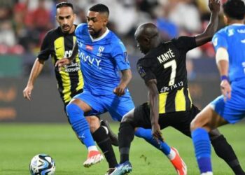 الهلال يسعى للحفاظ على سجله الخالي من الهزائم أمام الاتحاد في قمة الإنماء 2025