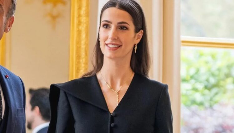 مكياج الأميرة رجوة الهادئ رسالة دبلوماسية.. كيف خطفت الأنظار في جولتها الأوروبية؟ "صور" 1 مكياج الأميرة رجوة الهادئ رسالة دبلوماسية.. كيف خطفت الأنظار في جولتها الأوروبية؟ "صور" 2025