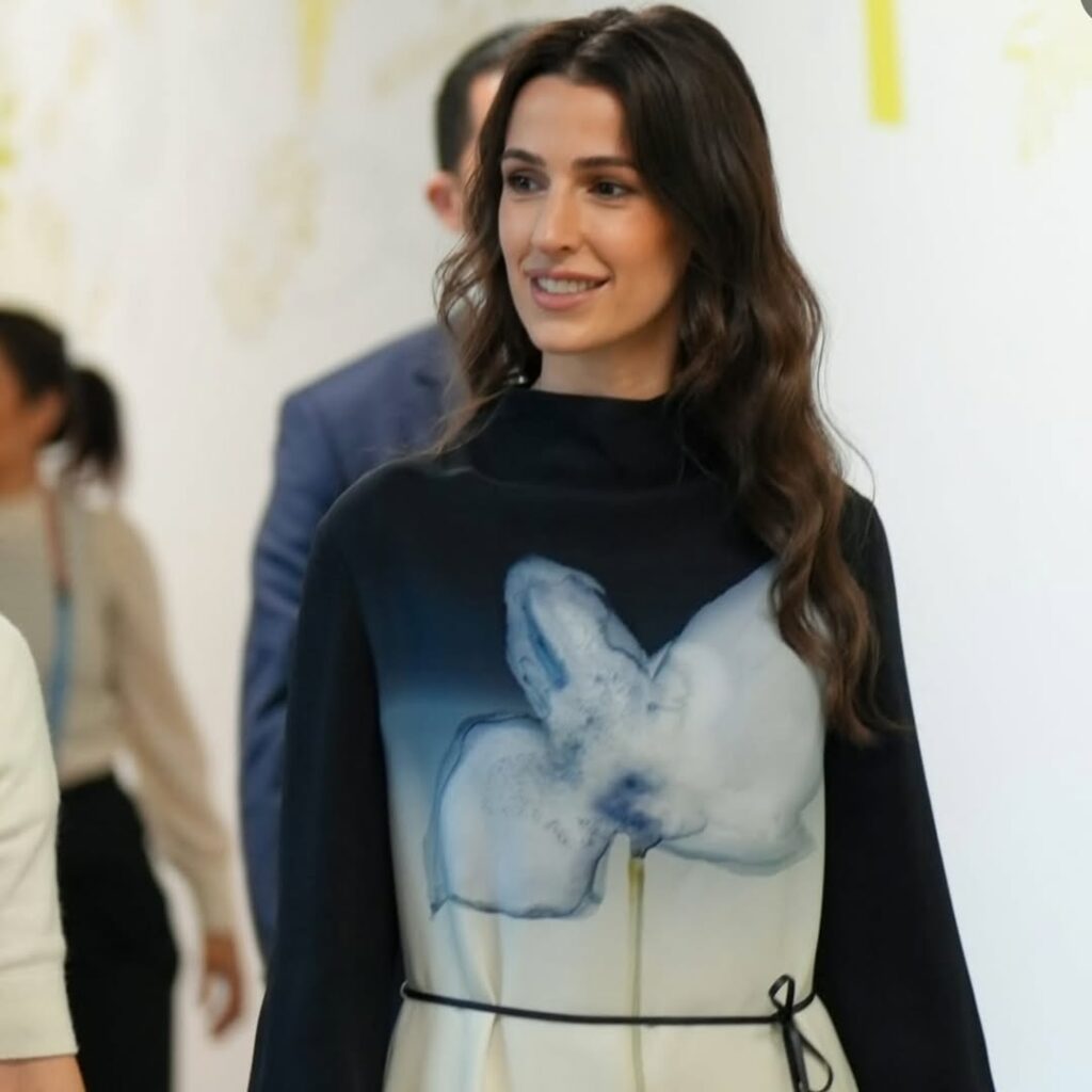 مكياج الأميرة رجوة الهادئ رسالة دبلوماسية.. كيف خطفت الأنظار في جولتها الأوروبية؟ "صور" 4 مكياج الأميرة رجوة الهادئ رسالة دبلوماسية.. كيف خطفت الأنظار في جولتها الأوروبية؟ "صور" 2025