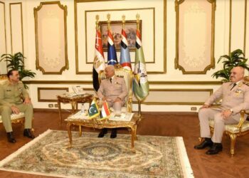 وزير الدفاع المصري يستقبل قائد الجيش الباكستاني لبحث تعزيز العلاقات العسكرية 2025