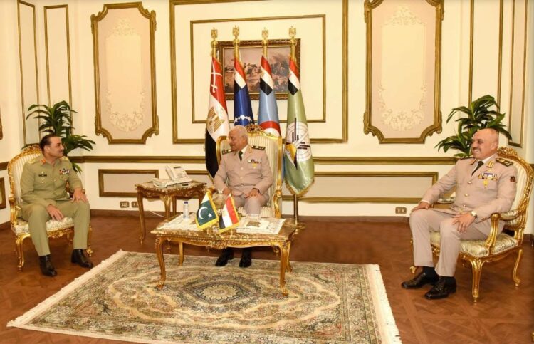 وزير الدفاع المصري يستقبل قائد الجيش الباكستاني لبحث تعزيز العلاقات العسكرية 2026