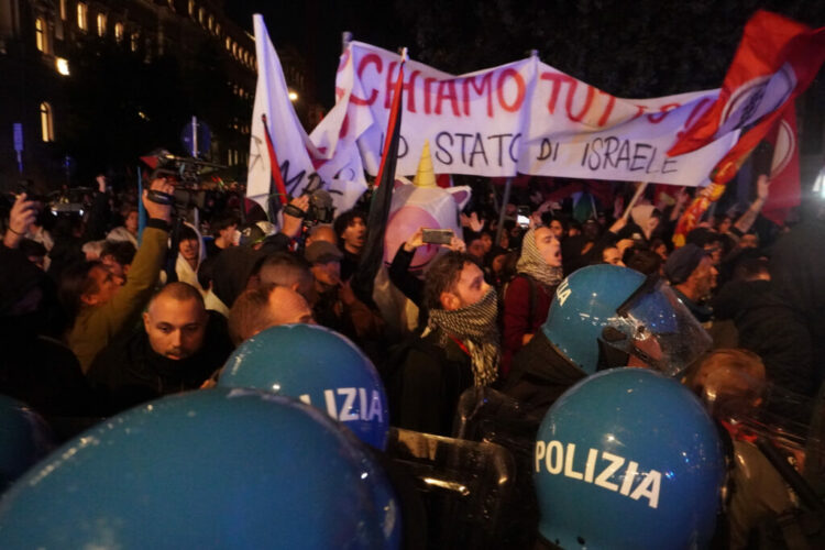 اشتباكات في روما خلال مسيرة مؤيدة لفلسطين والشرطة تستخدم مدافع المياه لتفريق المحتجين 2026