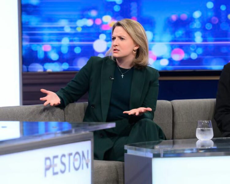 حزب العمال يطالب المحافظين بتوضيح خطتهم لسحب حق الإقامة الدائمة من آلاف المقيمين في المملكة المتحدة 2026