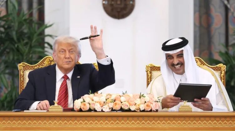 ترامب يلتقي أمير قطر ورئيس الحكومة على متن الطائرة الرئاسية لبحث تثبيت وقف إطلاق النار بغزة 2026