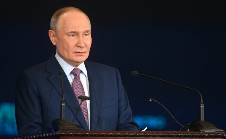 الكرملين يهدد بملاحقة كل من يشارك في مصادرة الأصول المجمدة ويعلق على العقوبات الأمريكية الجديدة 2025