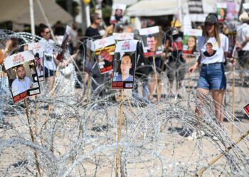 أزمة الرهائن تتفاقم : “النعش الأخير من حماس” لا يحتوي على رهينة جديد بل بقايا دُفنت سابقًا 2025