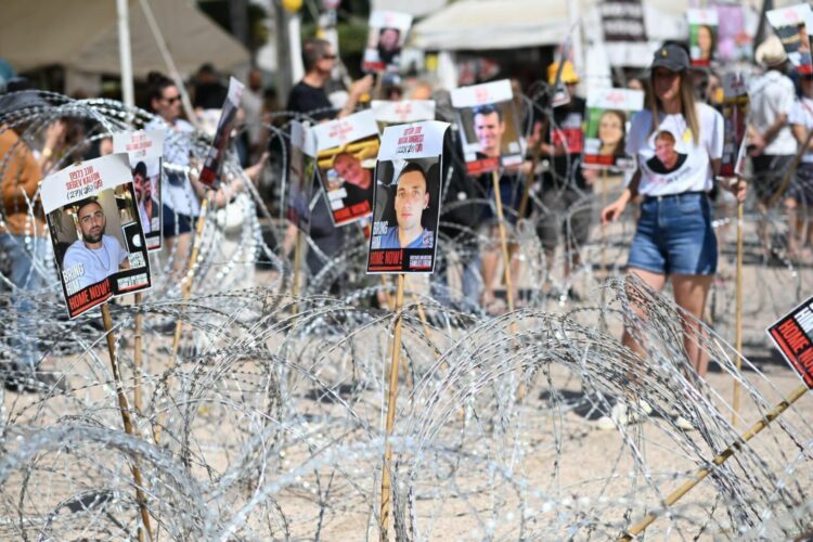 أزمة الرهائن تتفاقم : “النعش الأخير من حماس” لا يحتوي على رهينة جديد بل بقايا دُفنت سابقًا 1 أزمة الرهائن تتفاقم : “النعش الأخير من حماس” لا يحتوي على رهينة جديد بل بقايا دُفنت سابقًا 2025