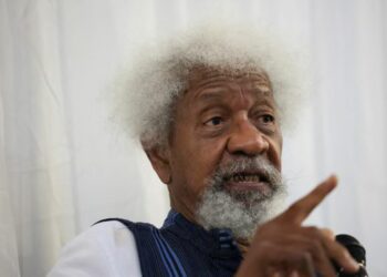 وول سوينكا: أيقونة الأدب والنقد السياسي الذي لا يعرف التراجع 2025