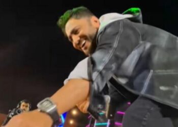 شاهد.. رد فعل تامر حسني المفاجئ على الهدية "الذهبية" من معجبه أمام 60 ألف طالب 2025