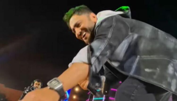 شاهد.. رد فعل تامر حسني المفاجئ على الهدية "الذهبية" من معجبه أمام 60 ألف طالب 2025