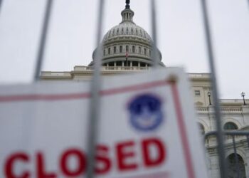 أول إغلاق حكومي شامل في أمريكا منذ 2019: إدارة ترامب في مأزق سياسي 2025