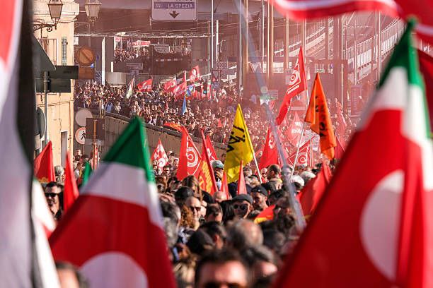 إضراب عام يعم مدن إيطاليا تضامنا مع غزة وسط جدل سياسي حاد بين الحكومة والنقابات "صور" 3 إضراب عام يعم مدن إيطاليا تضامنا مع غزة وسط جدل سياسي حاد بين الحكومة والنقابات "صور" 2025