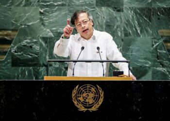 الرئيس الكولومبي يمنح الطبيب الفلسطيني المعتقل حسام أبو صفية وسام بوياكا ويهاجم إسرائيل 2025