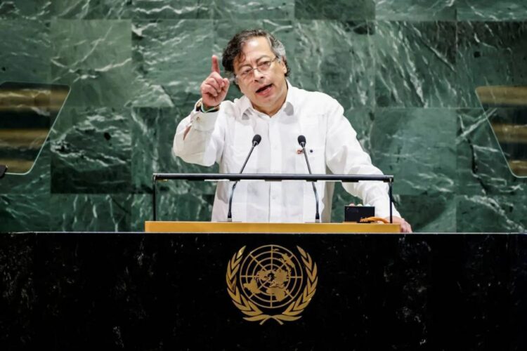 الرئيس الكولومبي يمنح الطبيب الفلسطيني المعتقل حسام أبو صفية وسام بوياكا ويهاجم إسرائيل 2025