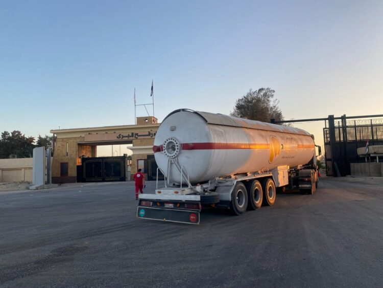 مصر تواصل إرسال المساعدات إلى غزة.. وصول شاحنات وقود وغاز 2026