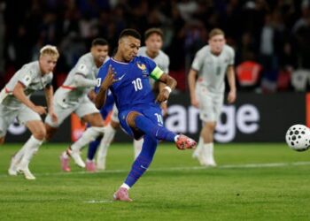 آيسلندا تربك حسابات الديوك.. فوز صعب يؤكد شخصية فرنسا 2025