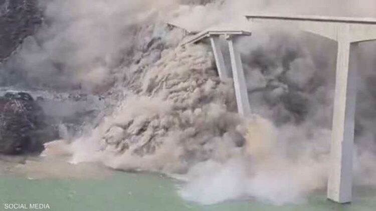 دقائق من الرعب في سيتشوان وانهيار جسر هونغتشي: صدمة الهندسة الصينية بين الجبال 2025