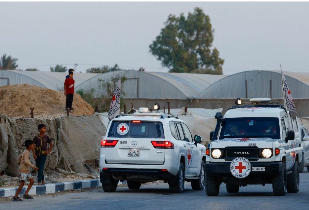 كتائب القسام تعلن تسليم رفات ثلاثة رهائن إسرائيليين عُثر عليهم داخل نفق جنوب غزة 2 كتائب القسام تعلن تسليم رفات ثلاثة رهائن إسرائيليين عُثر عليهم داخل نفق جنوب غزة 2025