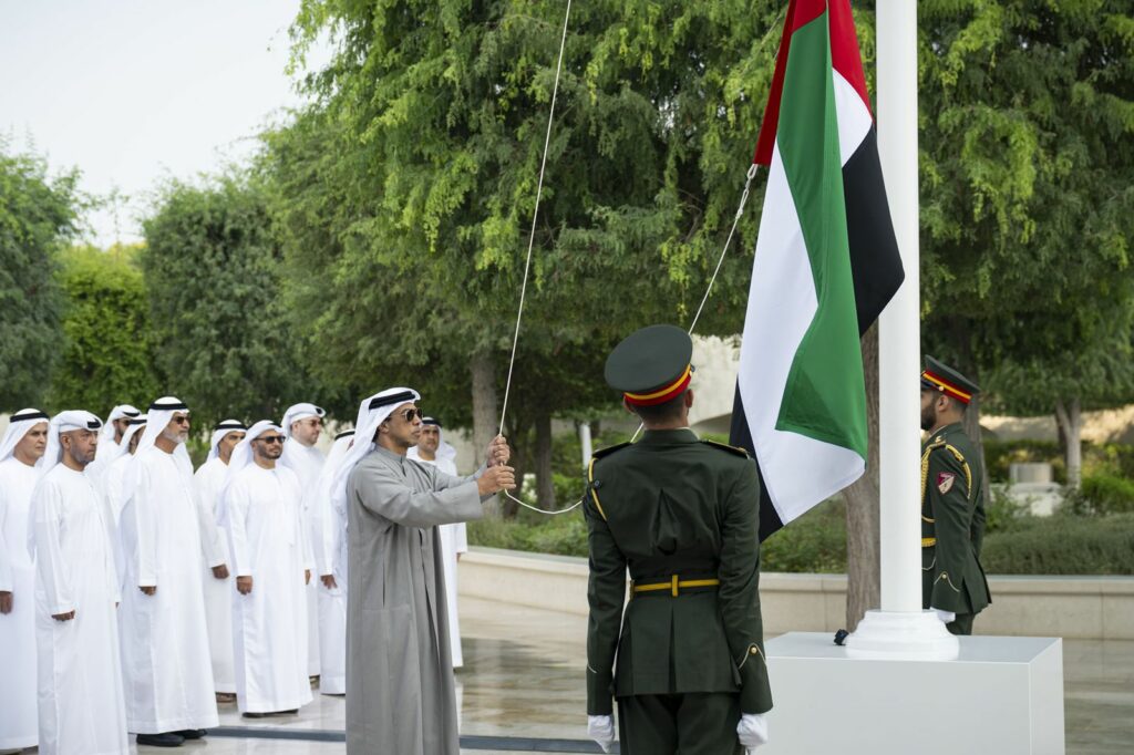 الشيخ منصور بن زايد يرفع علم الإمارات في «صرح المؤسس» احتفالًا بيوم العلم 2 الشيخ منصور بن زايد يرفع علم الإمارات في «صرح المؤسس» احتفالًا بيوم العلم 2025