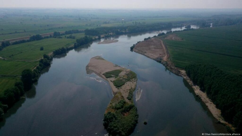 استغاثة عبر الإنترنت تنقذ 3 شباب مصريين من جزيرة مهجورة في قلب نهر إيفروس 2026