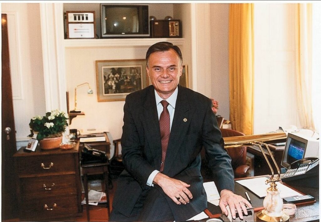 “غاري والترز: الشاهد اليومي على حياة الرؤساء الأمريكيين وأسرار البيت الأبيض 2 “غاري والترز: الشاهد اليومي على حياة الرؤساء الأمريكيين وأسرار البيت الأبيض 2025