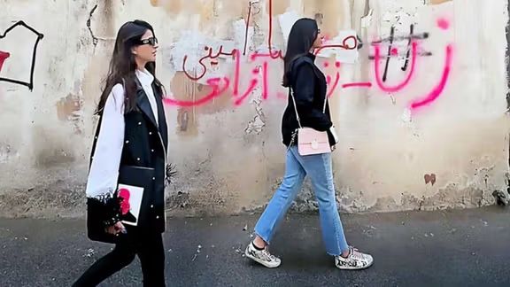 تأجيل تطبيق قانون “العفة والحجاب” في إيران وسط تهديدات إسرائيلية واستمرار القمع للنساء 2 تأجيل تطبيق قانون “العفة والحجاب” في إيران وسط تهديدات إسرائيلية واستمرار القمع للنساء 2025