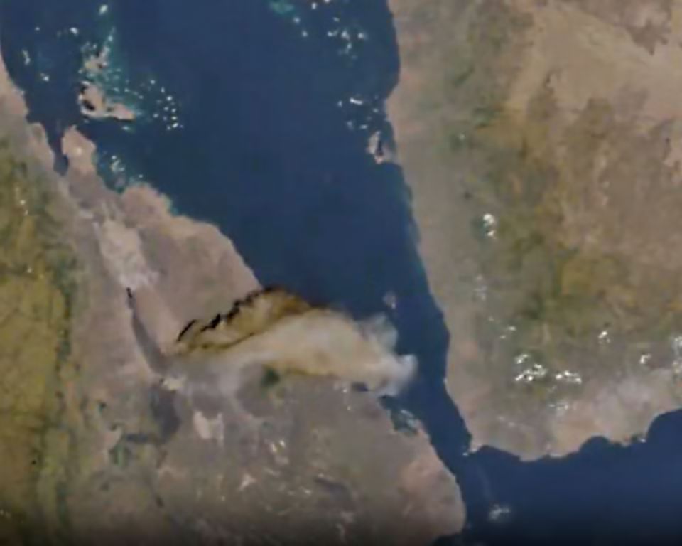 أثيوبيا تشهد إنفجار بركاني تاريخي بعد ١٢ ألف عام… أدخنة بركانية عملاقة تهدد البحر الأحمر واليمن وعُمان 2 أثيوبيا تشهد إنفجار بركاني تاريخي بعد ١٢ ألف عام… أدخنة بركانية عملاقة تهدد البحر الأحمر واليمن وعُمان 2025