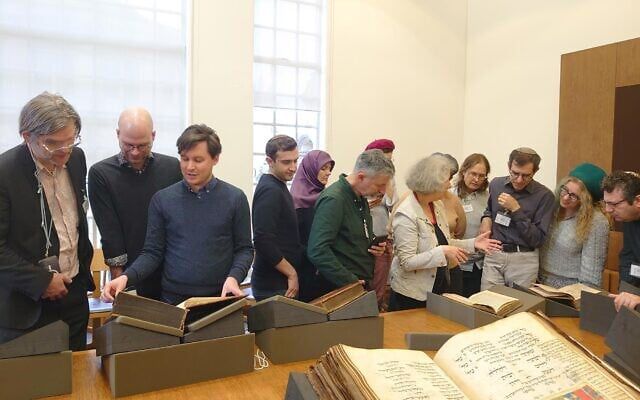 القاهرة الغنزية: كنز مصر المخفي يكشف أسرار الأدب اليهودي في العصور الوسطى 2025