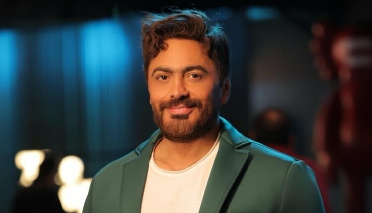 من سرير المستشفى إلى أضواء عابدين: حكاية عودة المطرب المصرى تامر حسني بعد استئصال جزء من كليته 2025