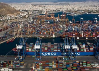 بيرايوس يثير غضب بكين: الصين تتهم السفيرة الأمريكية بالتدخل واليونان ترفض بيع الميناء 2025