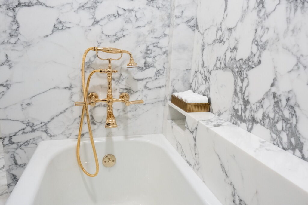 ترامب ينشر صورًا لحمام البيت الأبيض الجديد بالرخام والذهب.. وتكلفة التجديدات تتجاوز 200 مليون دولار 3 ترامب ينشر صورًا لحمام البيت الأبيض الجديد بالرخام والذهب.. وتكلفة التجديدات تتجاوز 200 مليون دولار 2025