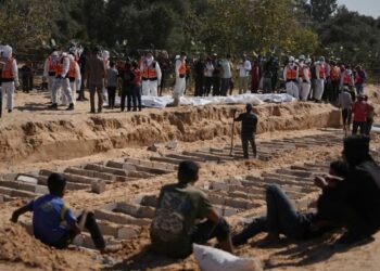 غزة تُنقِّب عن موتاها : مهمة انتشال آلاف الجثث من تحت الأنقاض تتحول إلى معركة للبقاء 2025