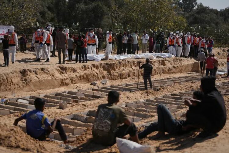 غزة تُنقِّب عن موتاها : مهمة انتشال آلاف الجثث من تحت الأنقاض تتحول إلى معركة للبقاء 1 غزة تُنقِّب عن موتاها : مهمة انتشال آلاف الجثث من تحت الأنقاض تتحول إلى معركة للبقاء 2025