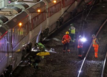 رعب على متن قطار هانتينغدون.. ركاب يتحصنون بعد طعن جماعي 2025