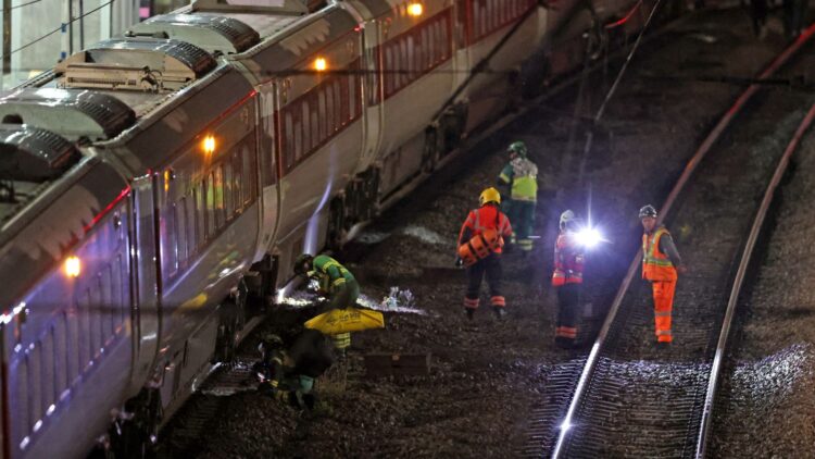 رعب على متن قطار هانتينغدون.. ركاب يتحصنون بعد طعن جماعي 1 رعب على متن قطار هانتينغدون.. ركاب يتحصنون بعد طعن جماعي 2025